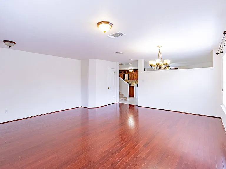 17501 Wiseman Dr — Photo 2