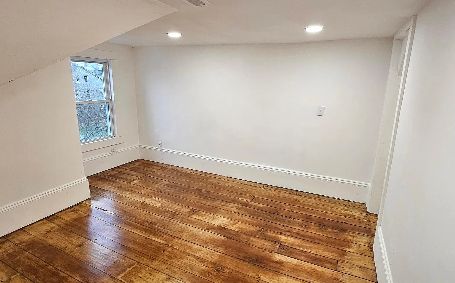 3 bed, 1200 sqft, $1,850 — Photo 1