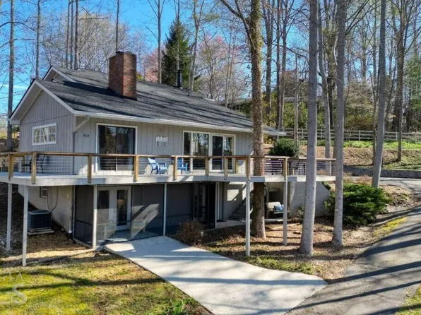 3755 Woods Creek Dr, Young Harris, GA 30582