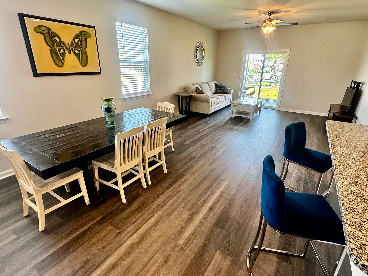 5 bed, 2361 sqft, $3,200 — Photo 2