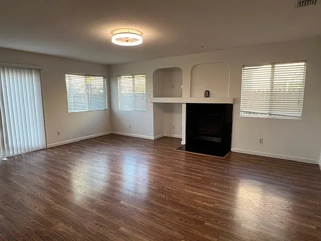 4 bed, 2216 sqft, $2,800 — Photo 2