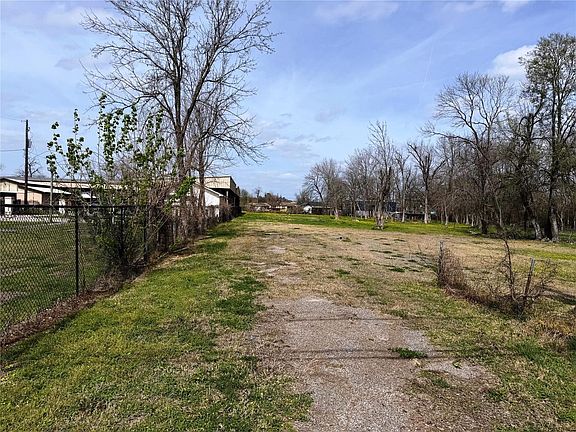 4th image of 2523 Lone Oak Rd