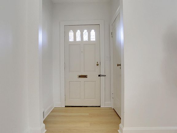 4th image of 411 S Lincoln Park Dr