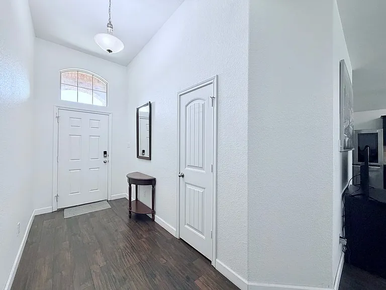 520 Cantebury Park Ln — Photo 3