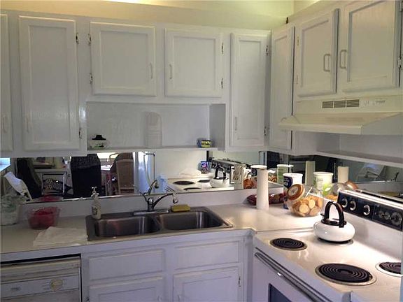 4th image of 6 Vista Palm Ln