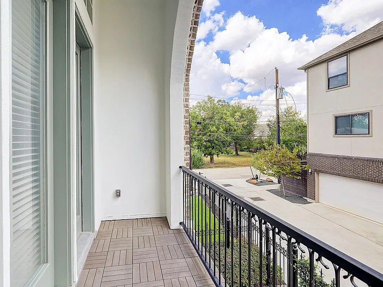 1110 Thompson St — Photo 17