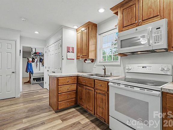 4th image of 9324 Simpson Rd