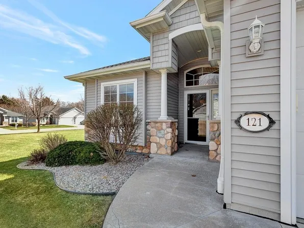 121 Regent Pl, Neenah, WI 54956