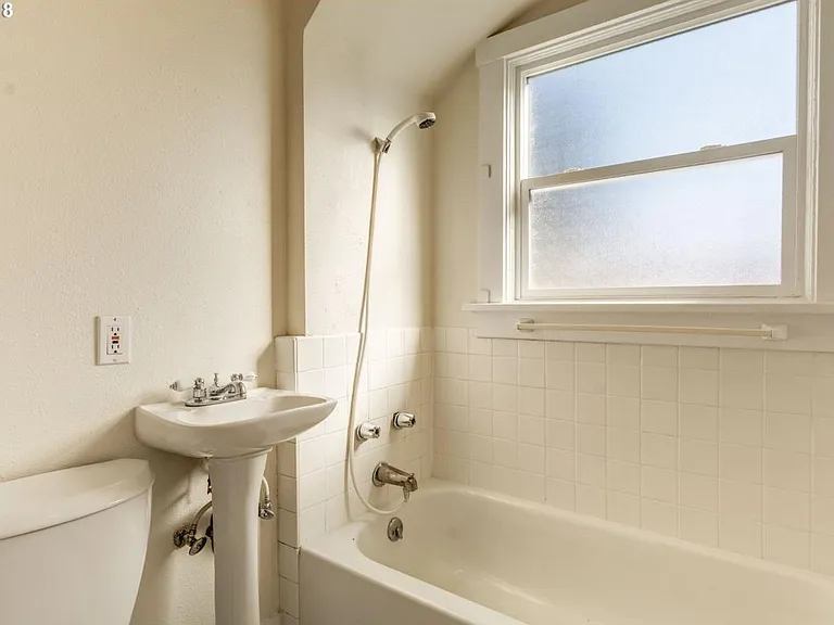 9222 NE Glisan St — Photo 5