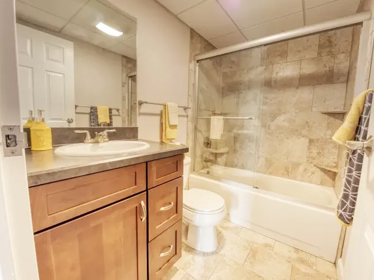 Del Coronado Apartments — Photo 9
