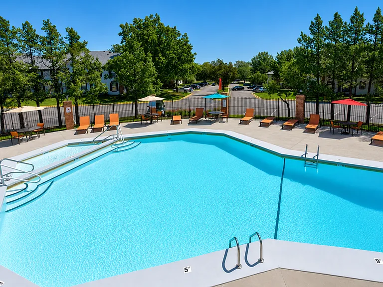 Lenexa Crossing Apartments — Photo 28