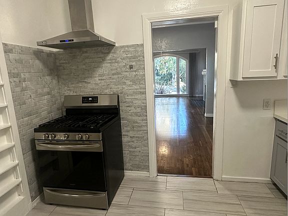 5th image of 1031 S Orange Dr