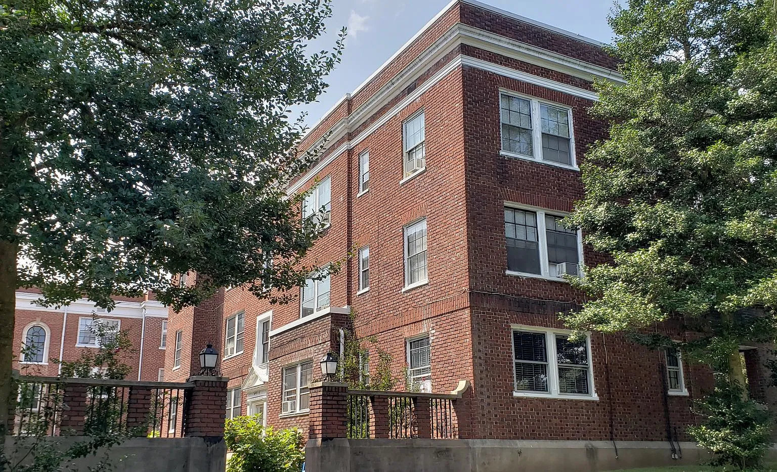 Dumont Apartments — Photo 1