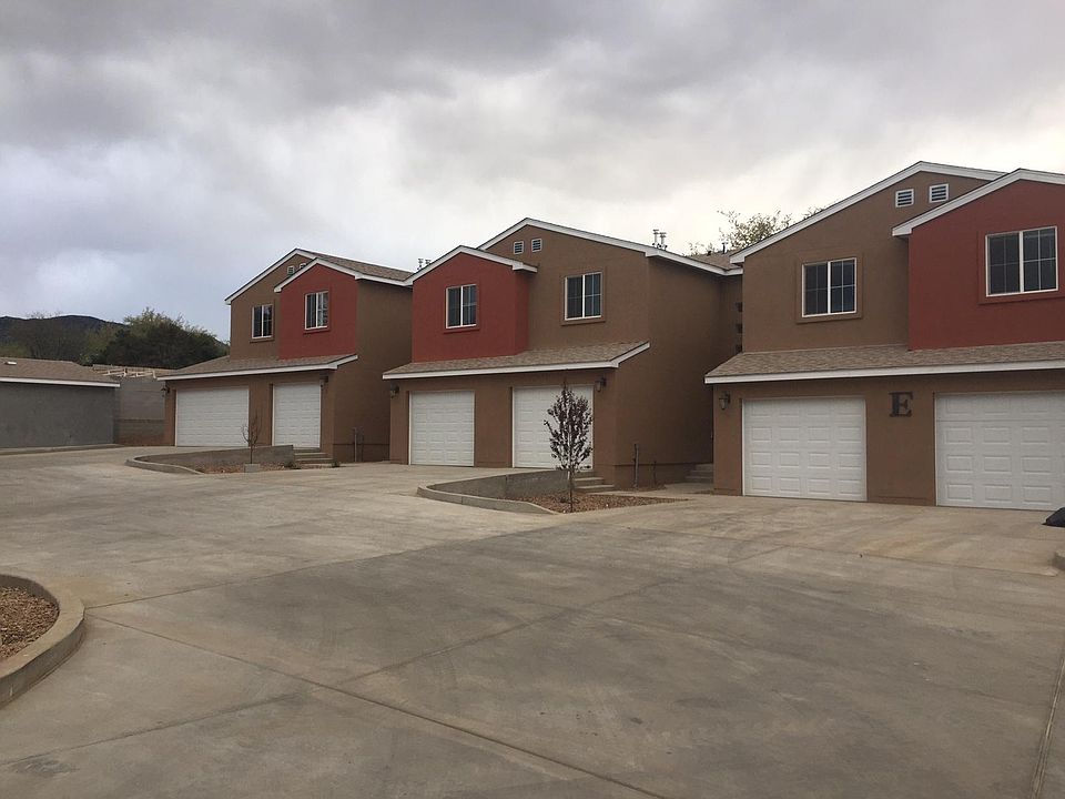 New townhome w/finished garage