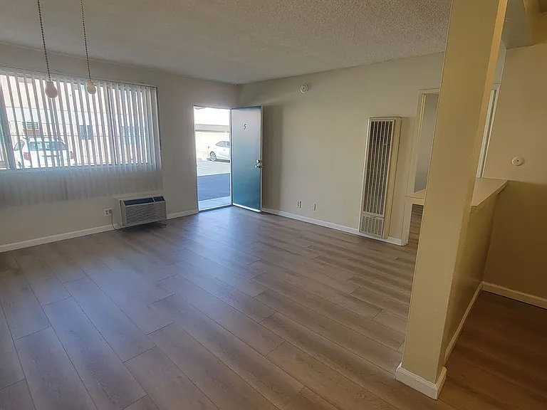 37 unit building close to CSUN! — Photo 17