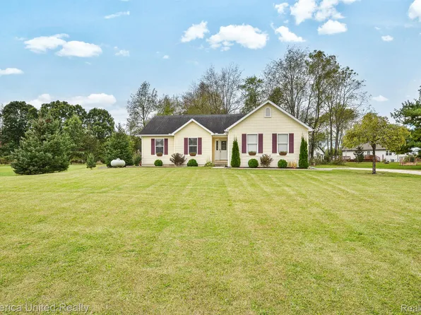 6383 Birch Meadows Ln, Fowlerville, MI 48836