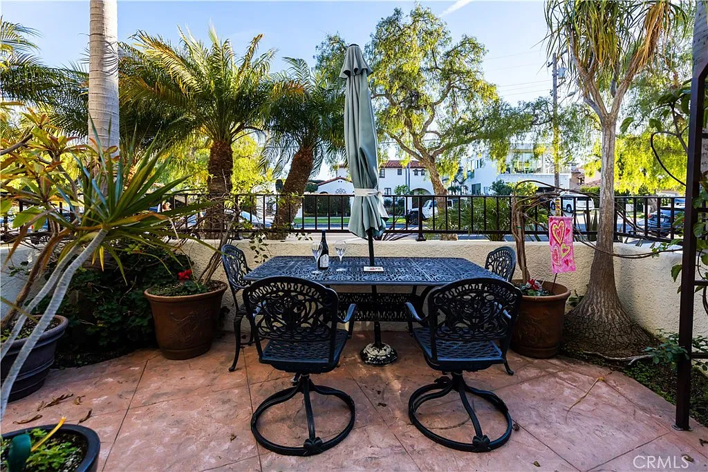 2 bed, 2.5 bath, 2037 sqft, $6,800 — Photo 3