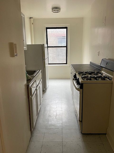 2nd image of 5916 Woodside Ave APT 4F