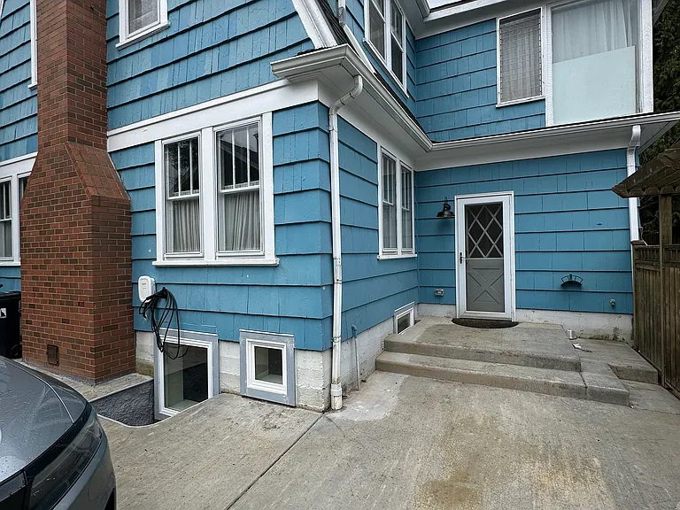 2412 Columbia St SW #B — Photo 3