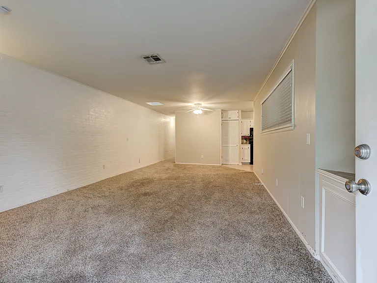 4616 N Harvey Pkwy — Photo 6