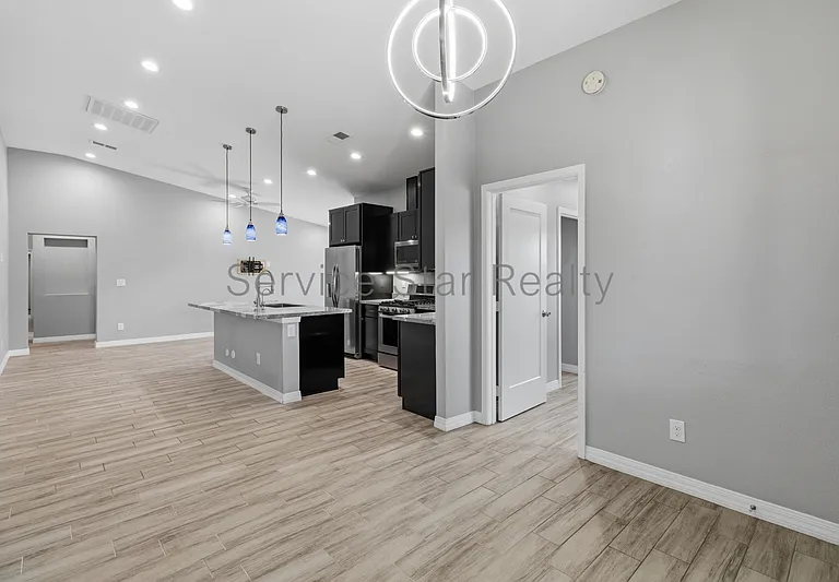 1556 W 5th St — Photo 5