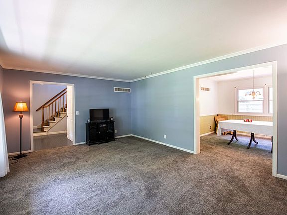 3rd image of 1643 Victoria Dr