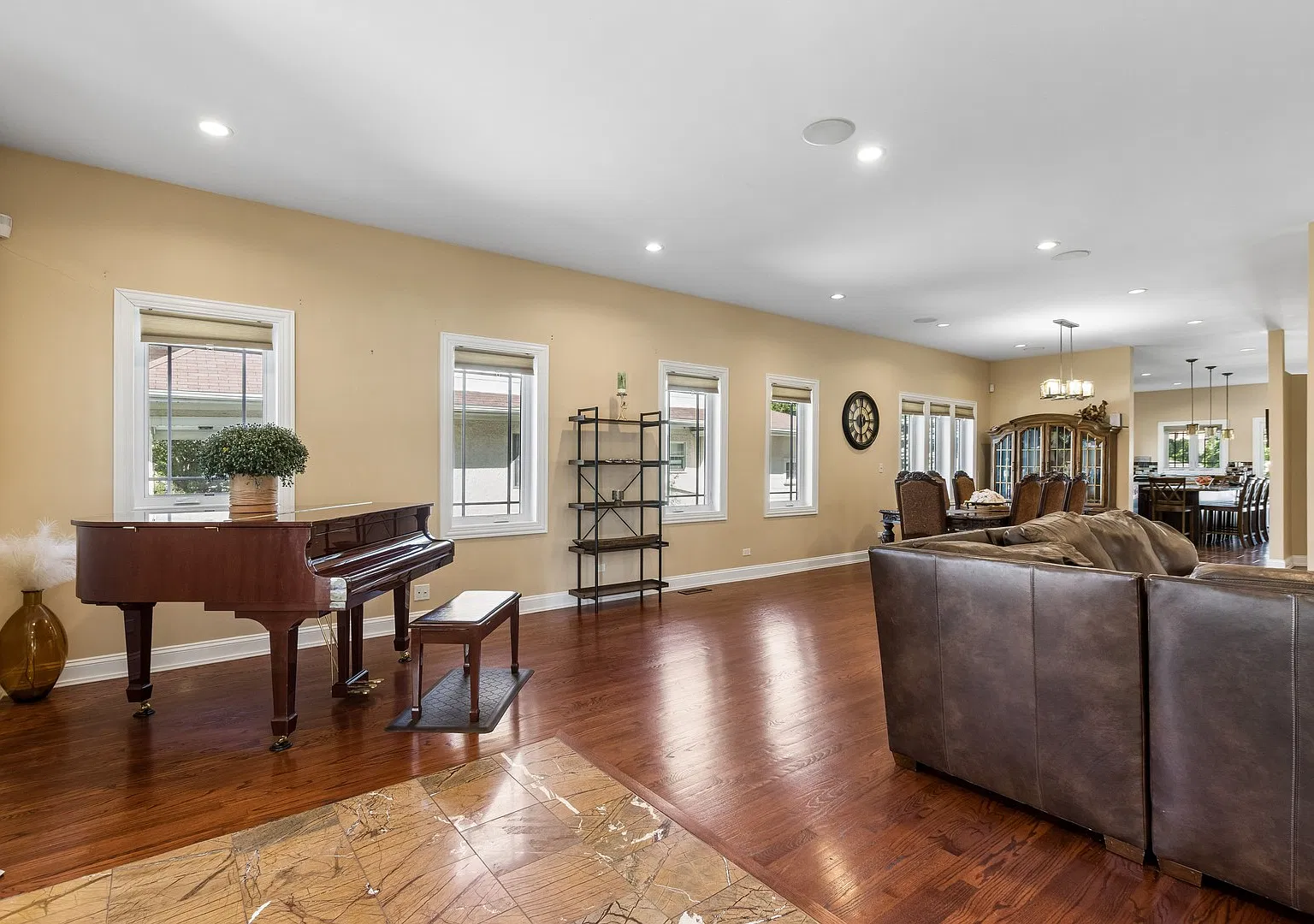 5 bed, 3400 sqft, $5,500 — Photo 3