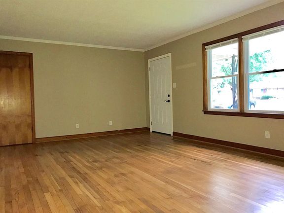 3rd image of 16 Garth Dr