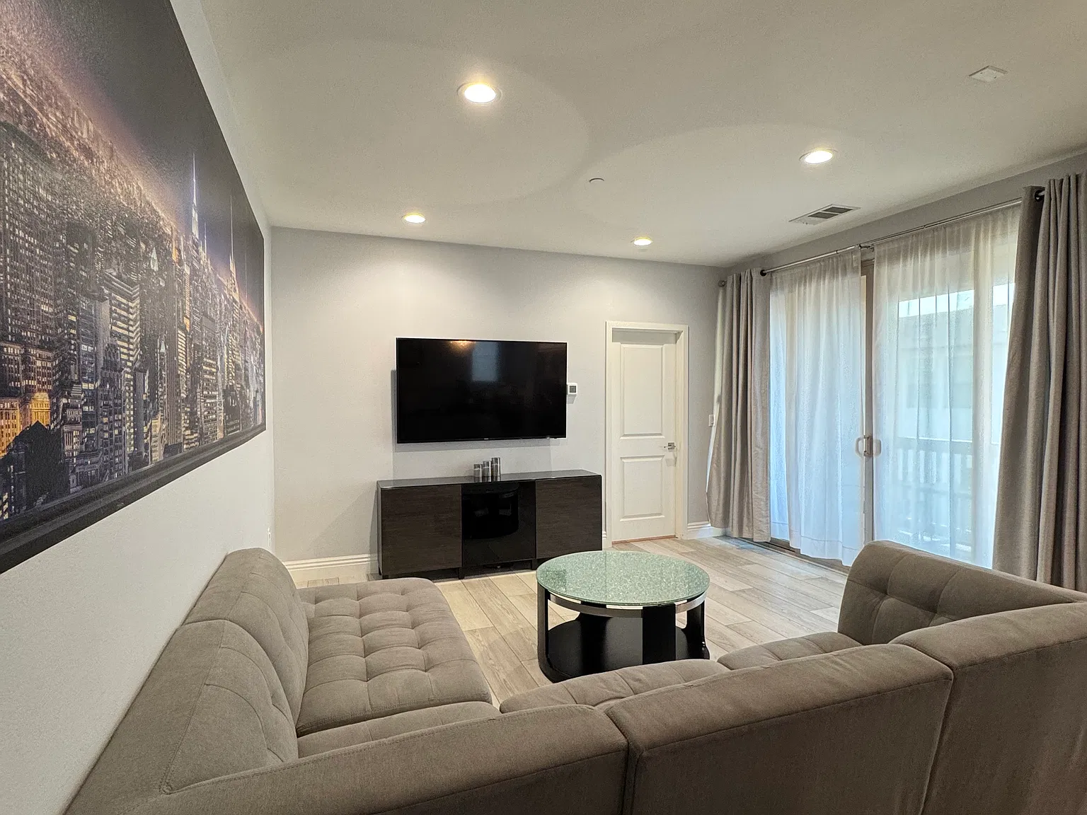 1 bed, 707 sqft, $2,900 — Photo 2