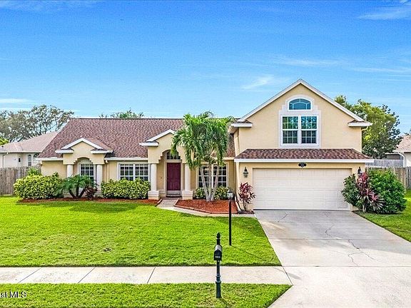 3rd image of 6018 Newbury Cir