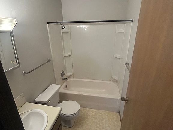 5th image of 221 S Ivy Ln