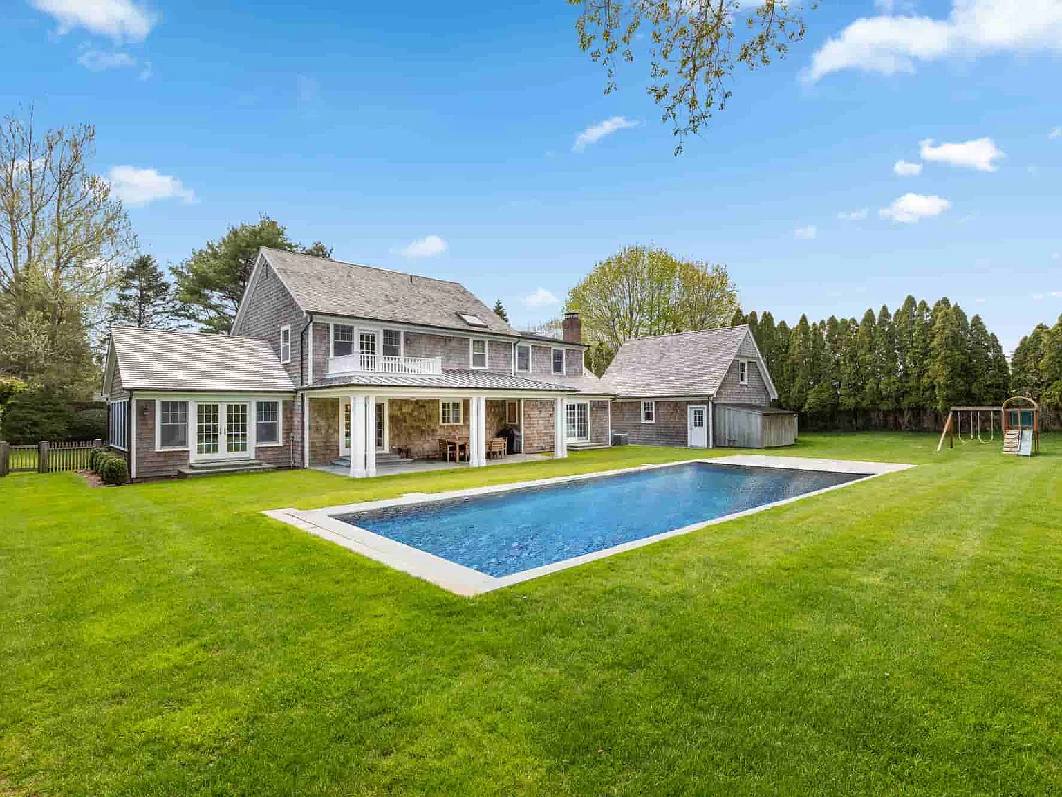 Traditional 4 Bed, 3.5 Bath Close East Hampton Village — Photo 2