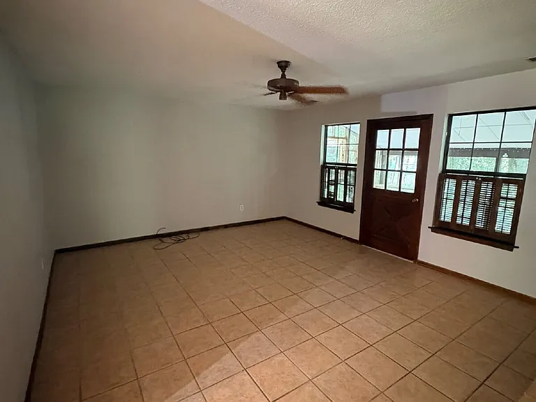 6329 Rolling Hills Dr — Photo 6