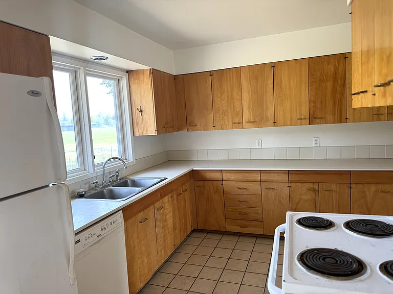 1326 E B St — Photo 4