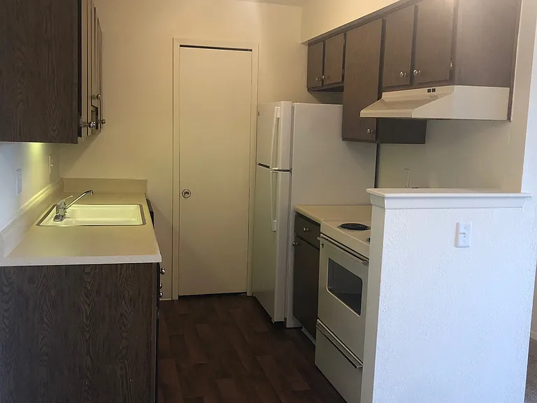 Three Oaks Apartments — Photo 30
