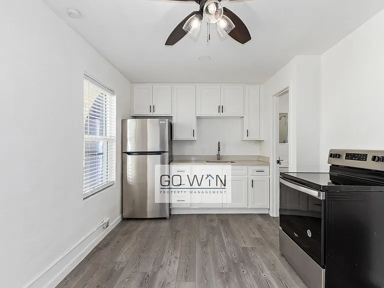 2412 E Monroe St — Photo 6