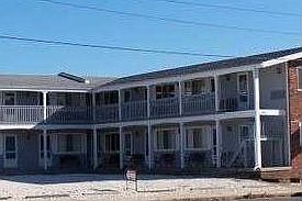 18 units in this well-kept community