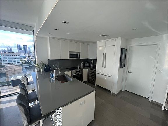 2nd image of 68 SE 6th St APT 812