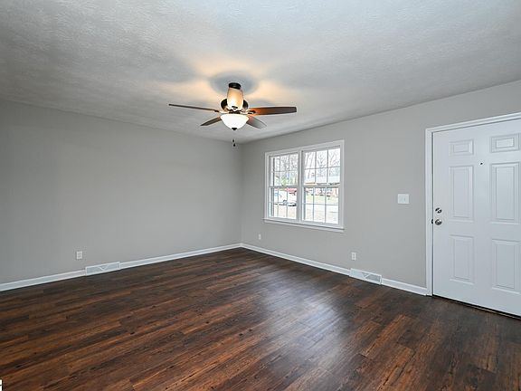 4th image of 104 Deer Creek Dr