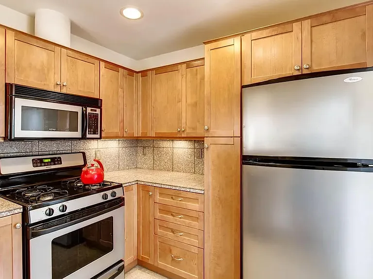 3010 N Leyden St — Photo 8