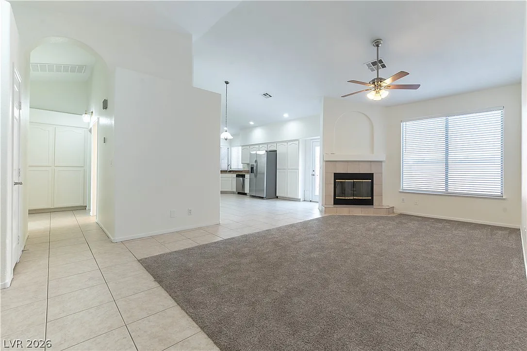 3 bed, 2.0 bath, 1347 sqft, $1,895 — Photo 3