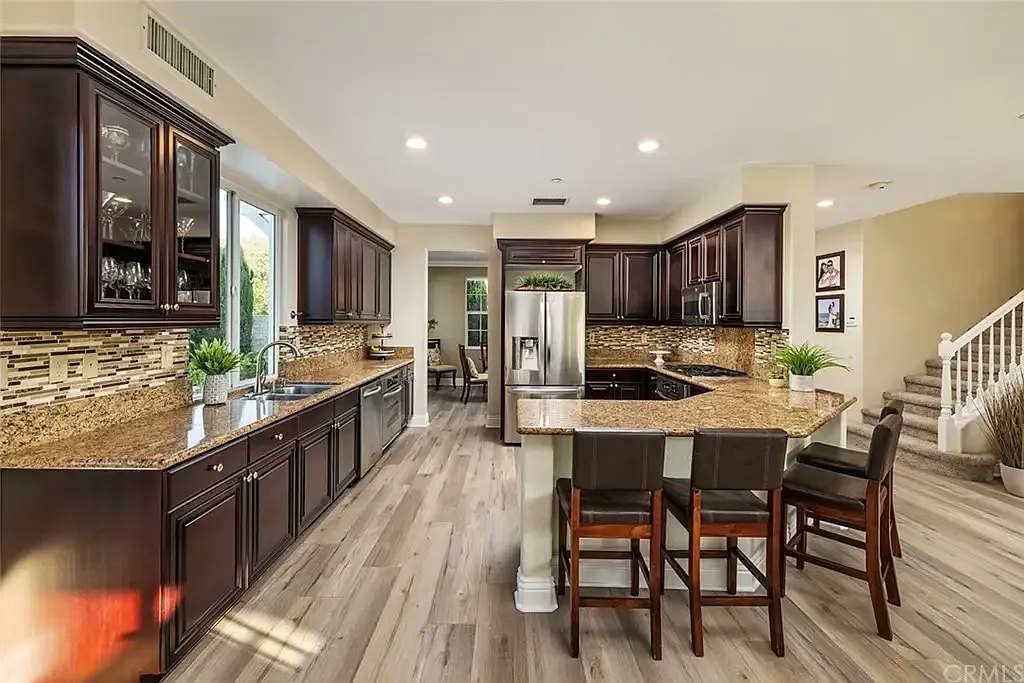6 bed, 3420 sqft, $1,500 — Photo 4