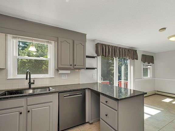 3rd image of 9 Bunker Hill Drive