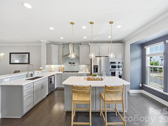 4th image of 346 Belton St