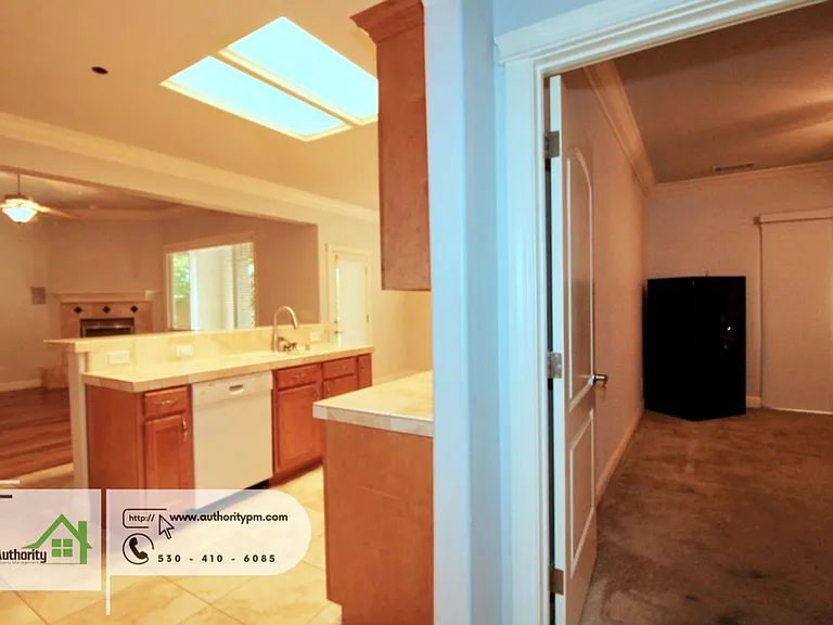 2052 Hedgerow Ave — Photo 19
