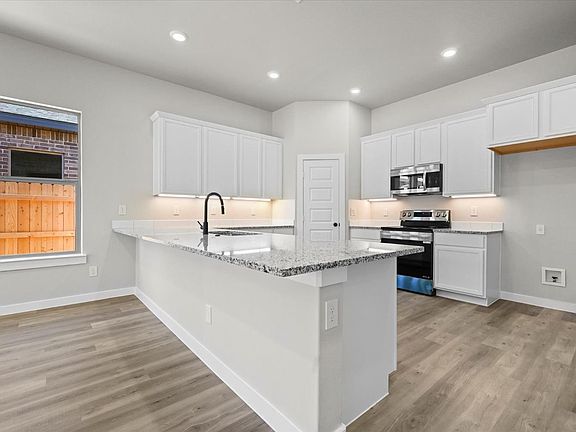 5th image of 605 E 31st St