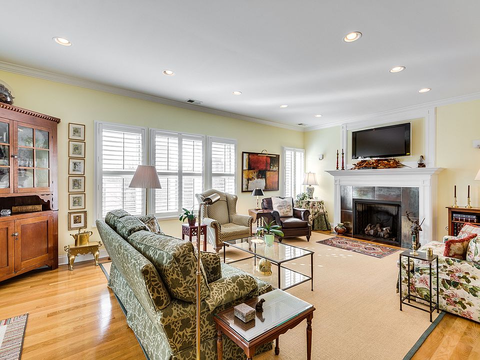 1st image of 4717 S Greenwood Ave APT 3
