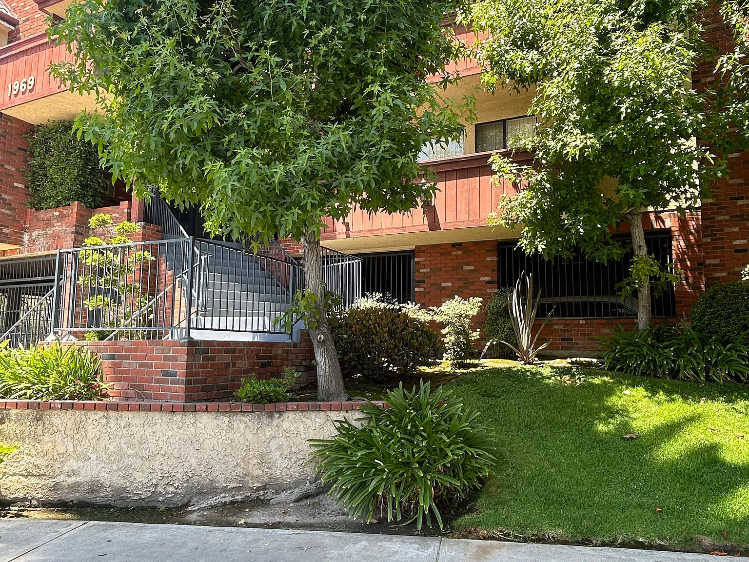 2 bed, 1000 sqft, $3,375 — Photo 1