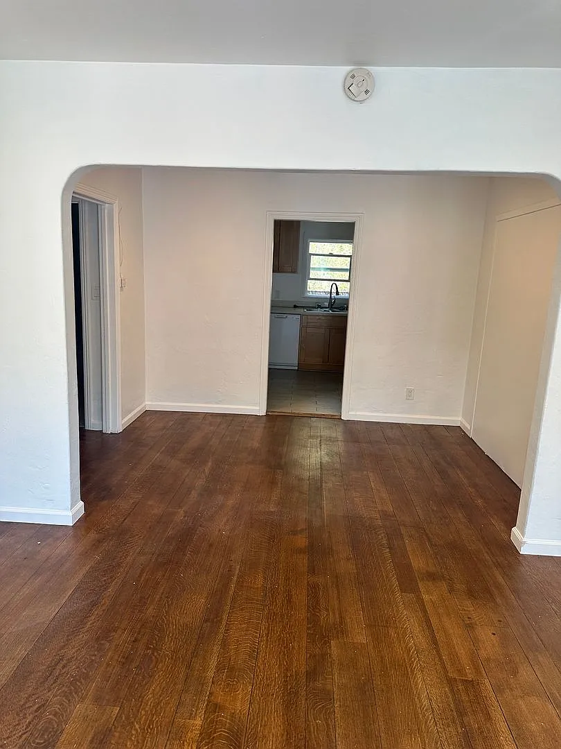 594 Victoria Ct — Photo 1
