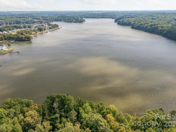 848 Lakeforest Dr #37, Clover, SC 29710